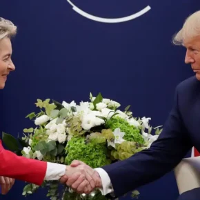 US President Trump and EC President von der Leyen shake hands at the Davos Forum in 2020